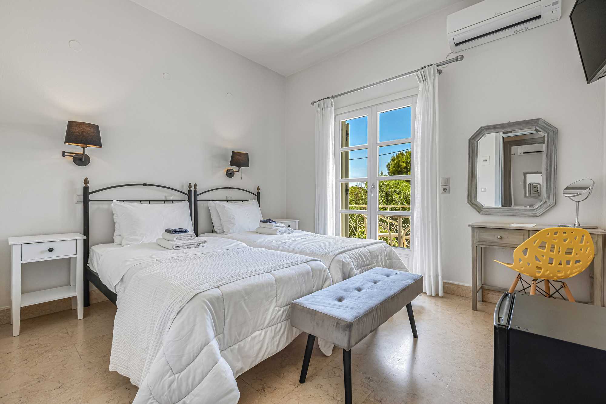 Superior Double or Twin Room — view 9