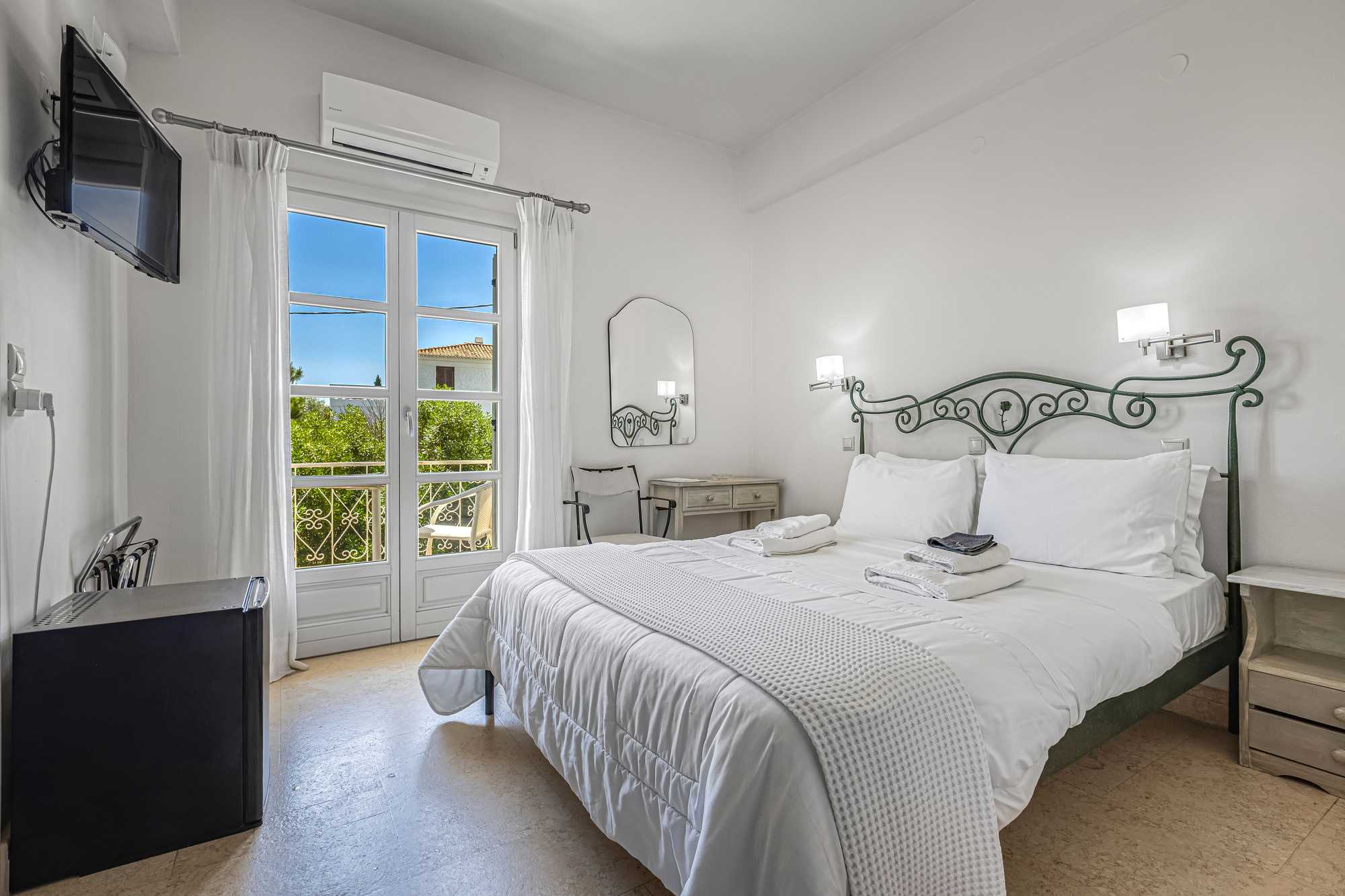 Superior Double or Twin Room — view 11